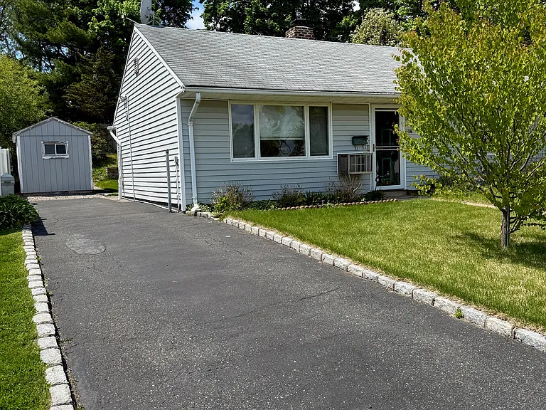 16 Greenway Cir — Photo 2