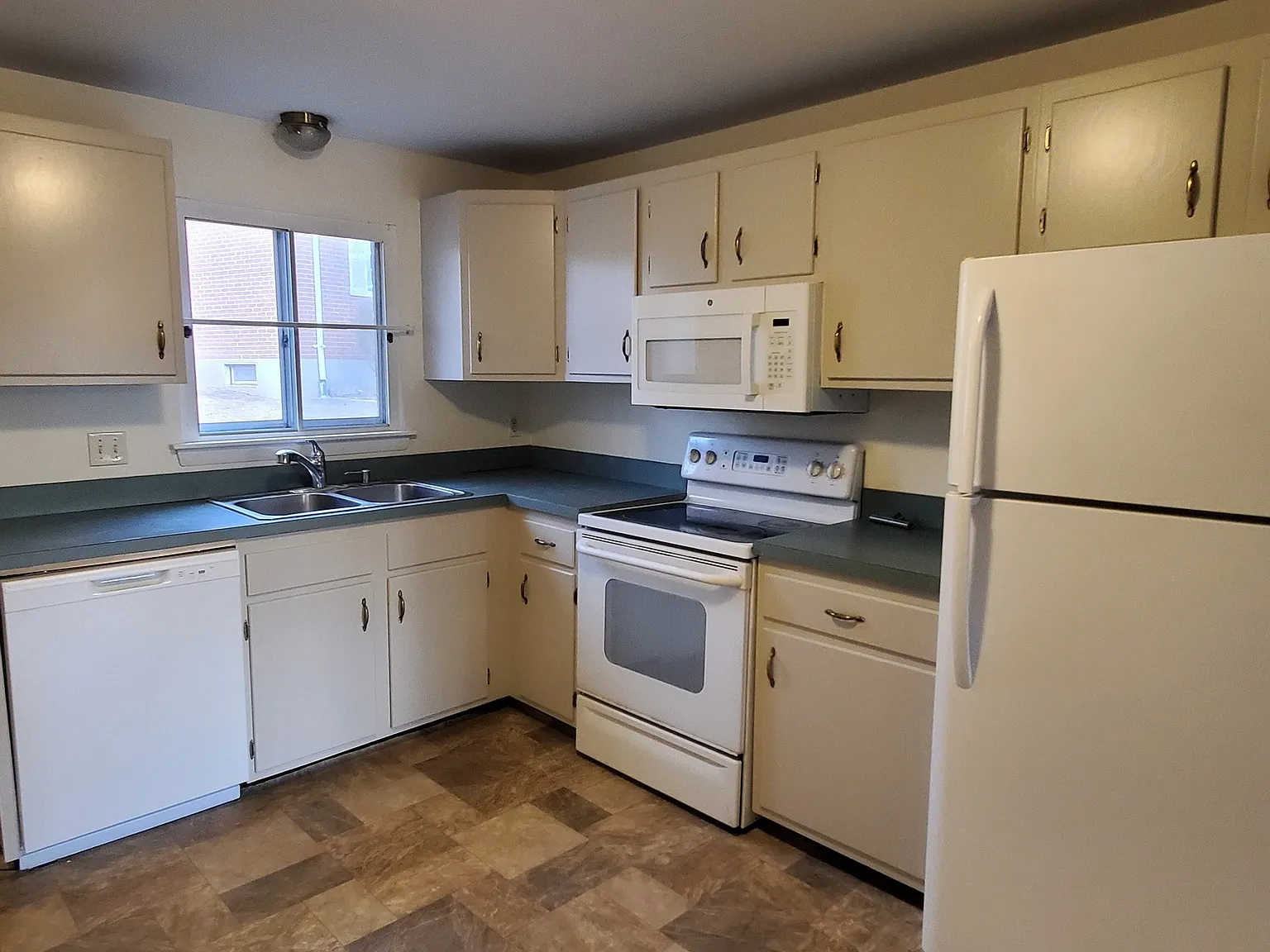 2 bed, 1.0 bath, 780 sqft, $1,600 — Photo 2
