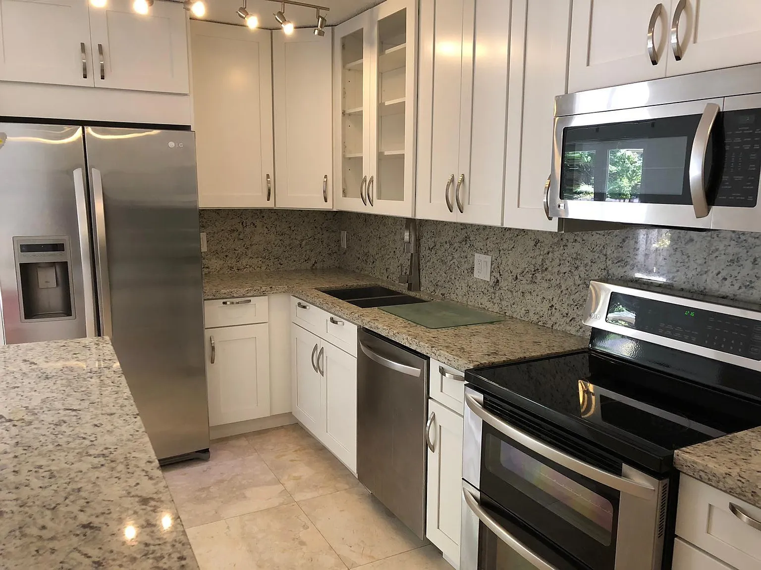 3 bed, 2.0 bath, 1388 sqft, $3,300 — Photo 2