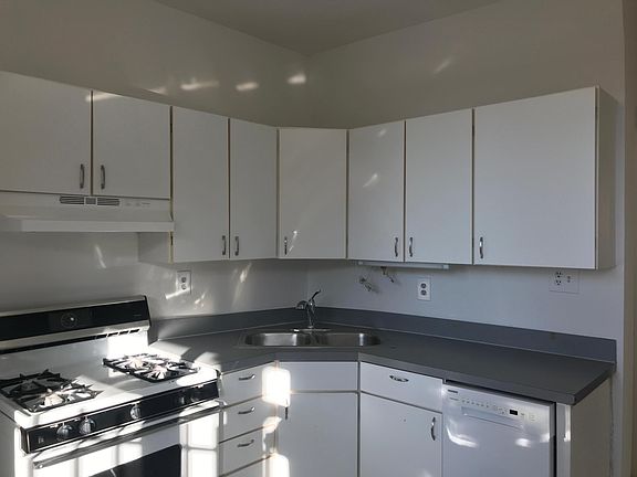 4th image of 4014 N Southport Ave #2