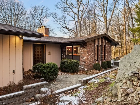 8 Brush Hill Rd, Kinnelon Boro, NJ 07405