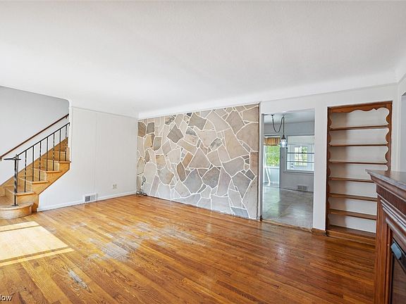 4th image of 80 Lake Edge Dr