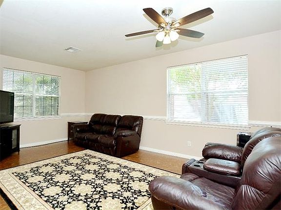 3rd image of 1501 Rainbow Parke Dr