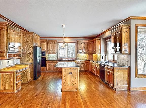 3rd image of 5712 Willow Pl