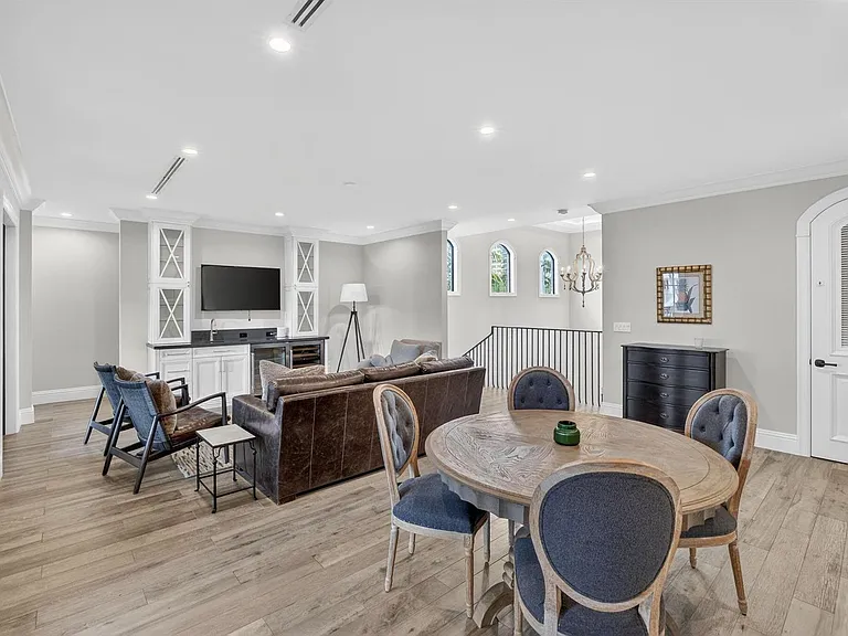 2425 Delmar Pl — Photo 32