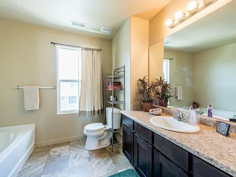 1587 W Kingsbarn Way — Photo 4