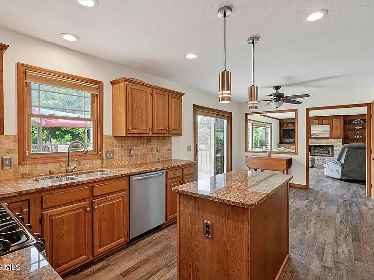 1212 Valley Bluff Rd — Photo 7