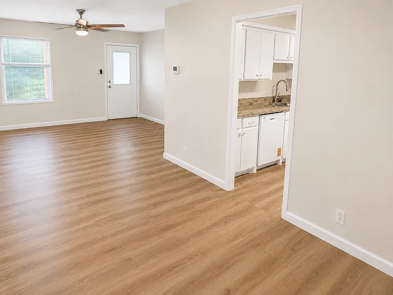 1206 Edinburg Ln — Photo 5