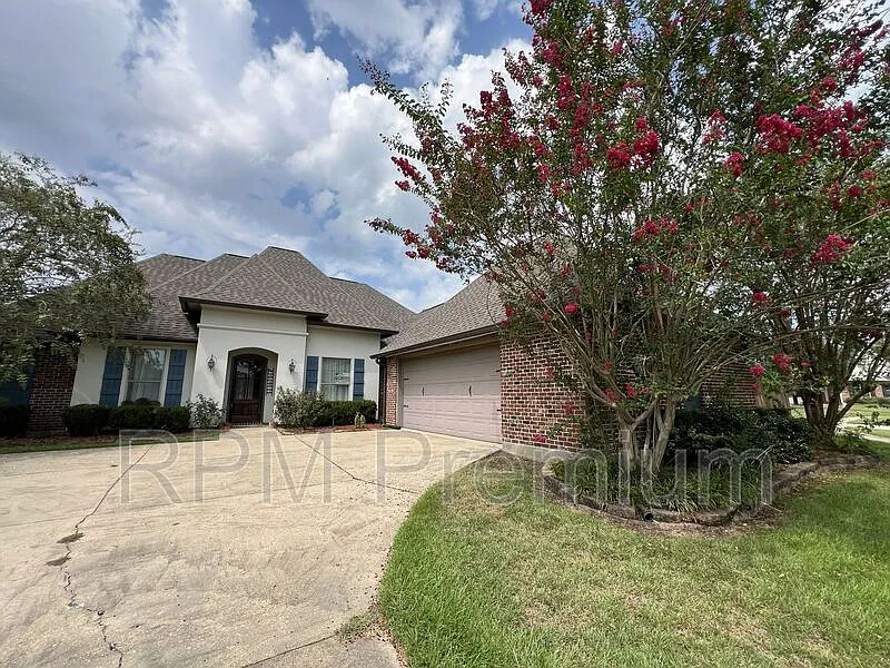 4 bed, 2.0 bath, 2494 sqft, $3,195 — Photo 2