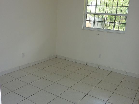 4th image of 906 NW 4th Ave