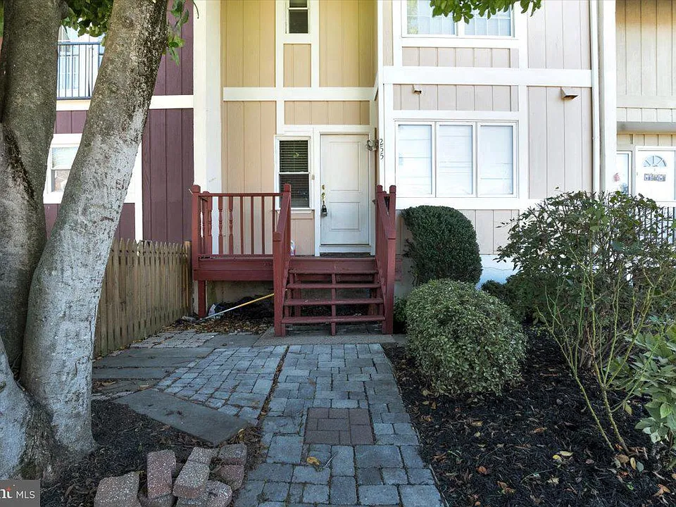 255 Meadows Ln NE