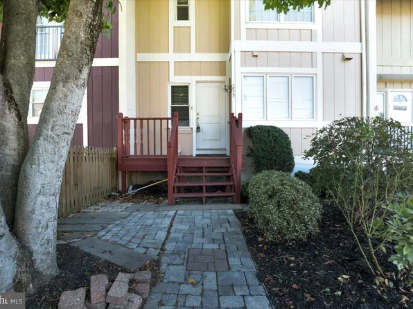 255 Meadows Ln NE, Leesburg, VA 20176