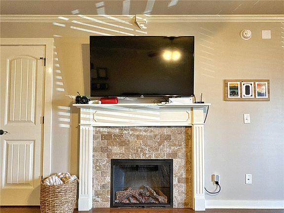 4th image of 2212 Ellington Dr #E