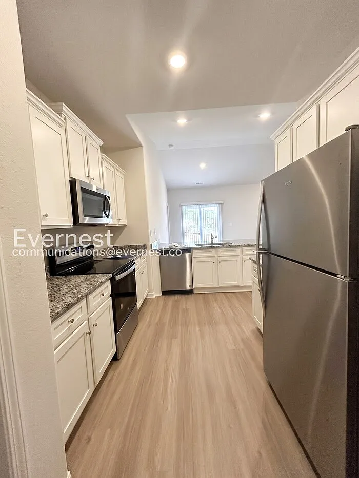 4 bed, 2.0 bath, 1359 sqft, $1,495 — Photo 4