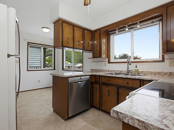 4th image of 34865 McLeod Ave