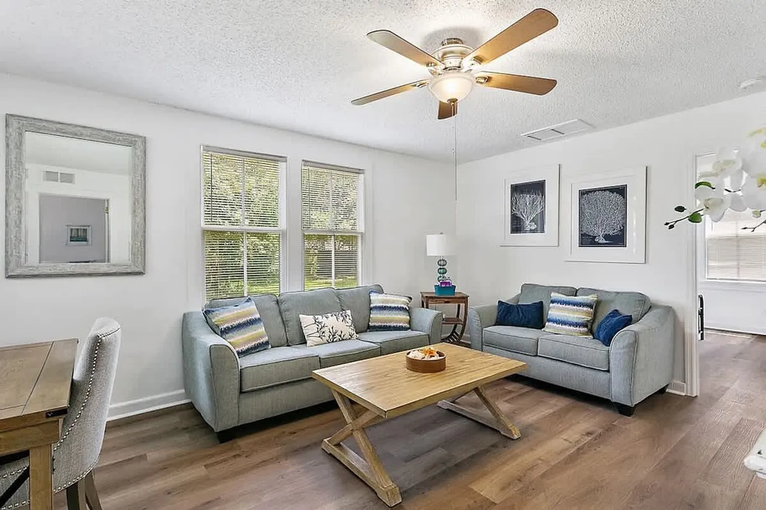 3 bed, 1.0 bath, 828 sqft, $1,455 — Photo 1