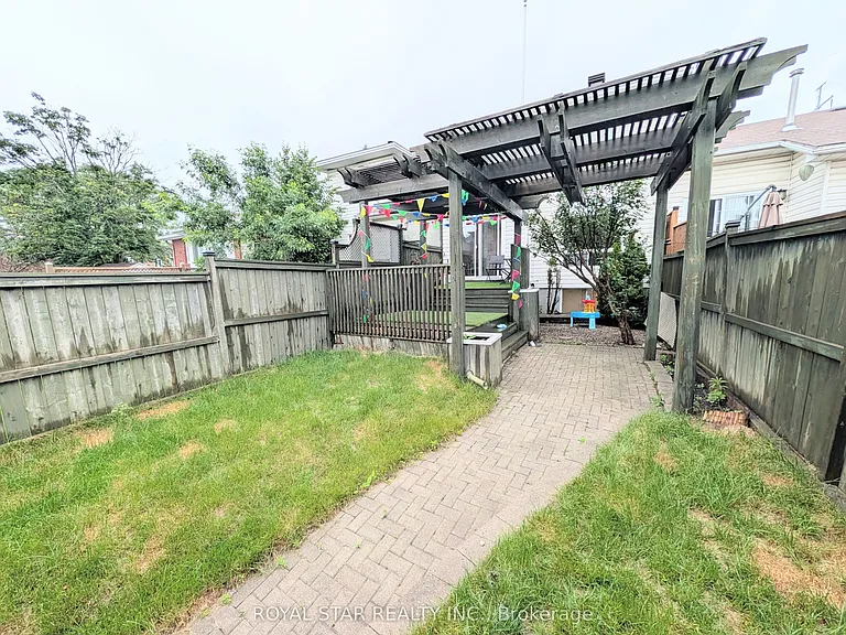 38 Springcreek Cres — Photo 24