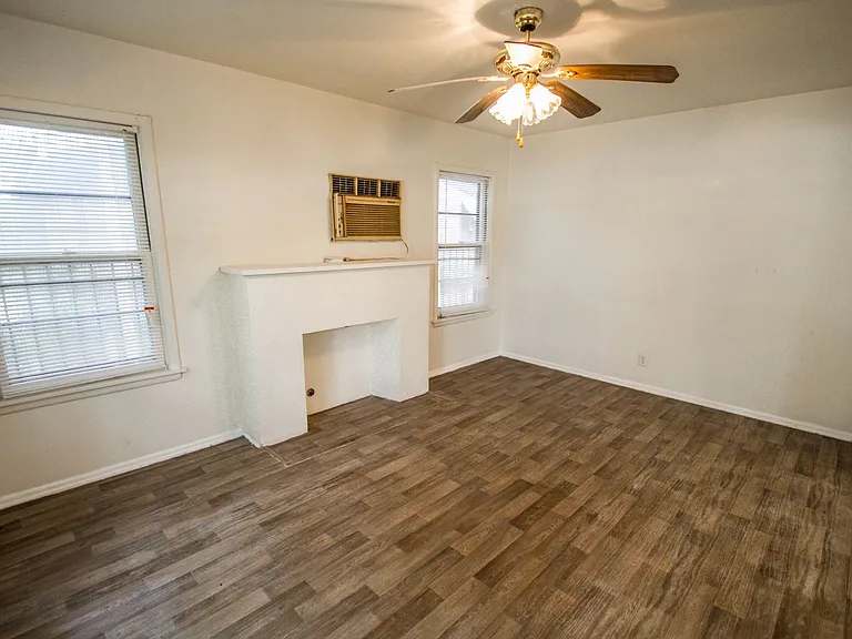 2818 E Houston St — Photo 3