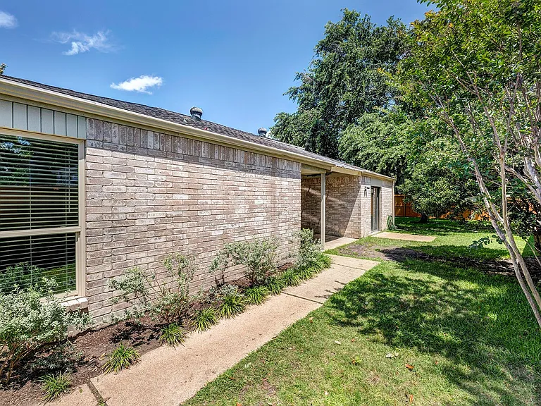 18506 Glen Briar Ln — Photo 2