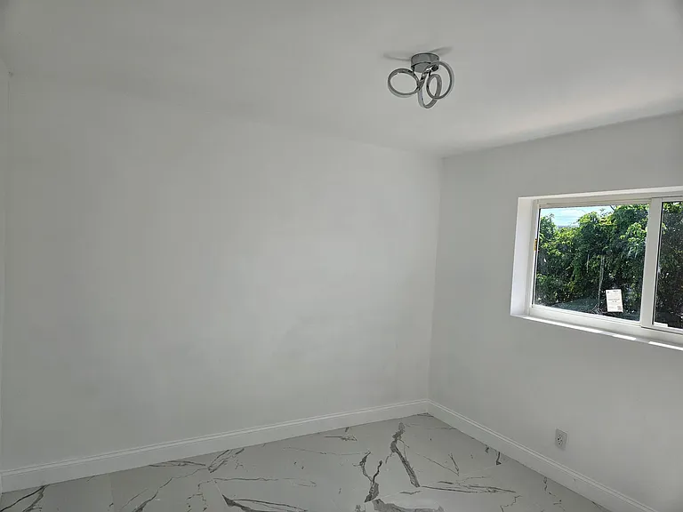 306 NE 6th St #2 — Photo 11