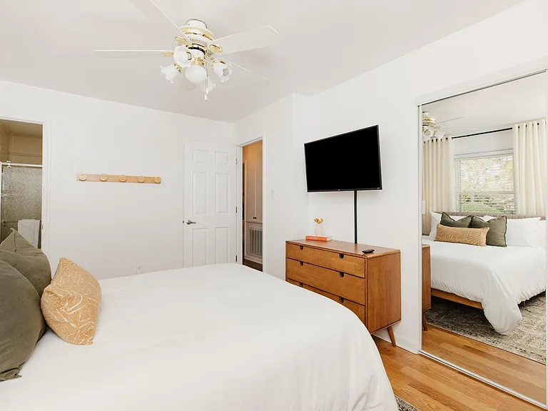 Master Bedroom w/Queen Bed & TV (CONNECTED TO BEDROOM 4)