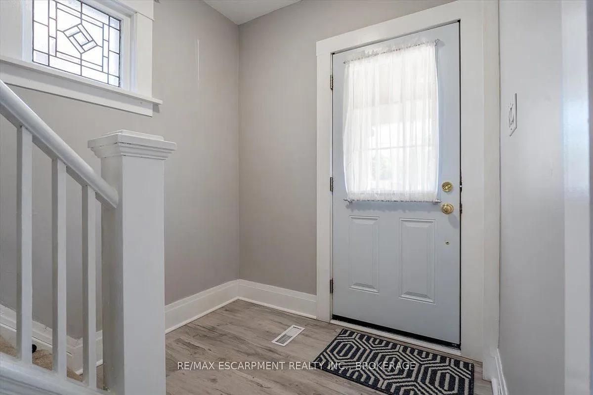 3 bed, $2,200 — Photo 3