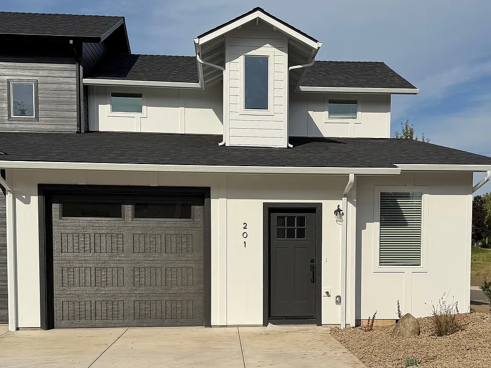 201 Bogey Ln