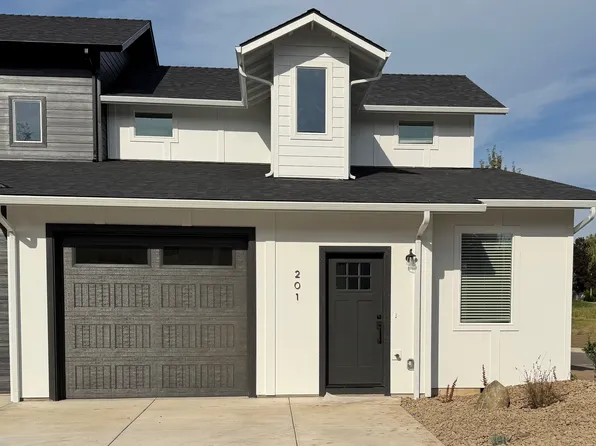 201 Bogey Ln, Eagle Point, OR 97524