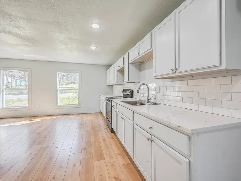 1131 W Johnson St — Photo 5
