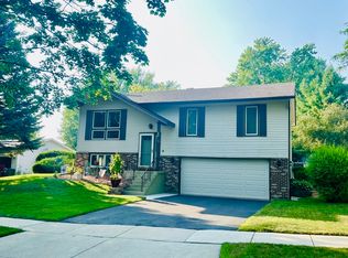 20 Hickory Ln, Algonquin, IL 60102
