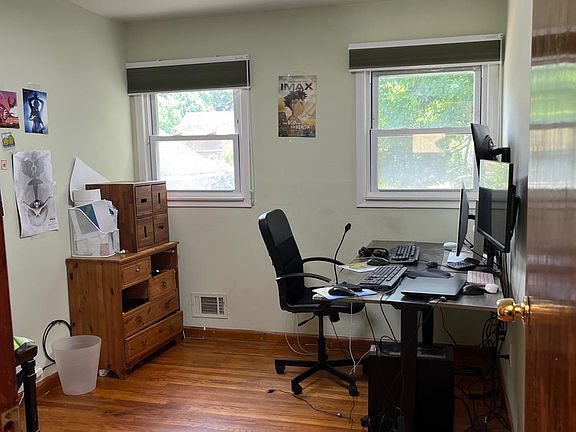 4th image of 10 Travers Ave