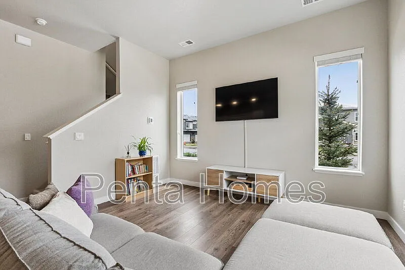 3 bed, 3.0 bath, 1595 sqft, $2,525 — Photo 4