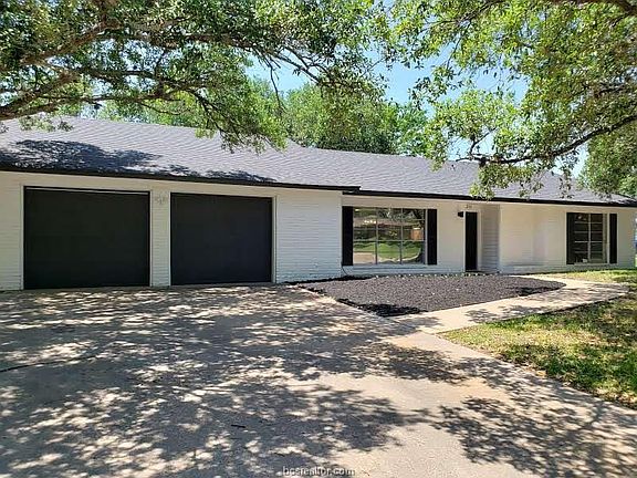 3rd image of 1311 Broadmoor Dr