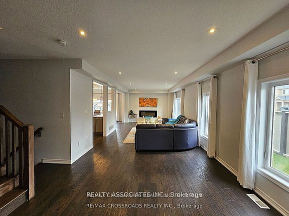 3rd image of 35 Cutts Cres