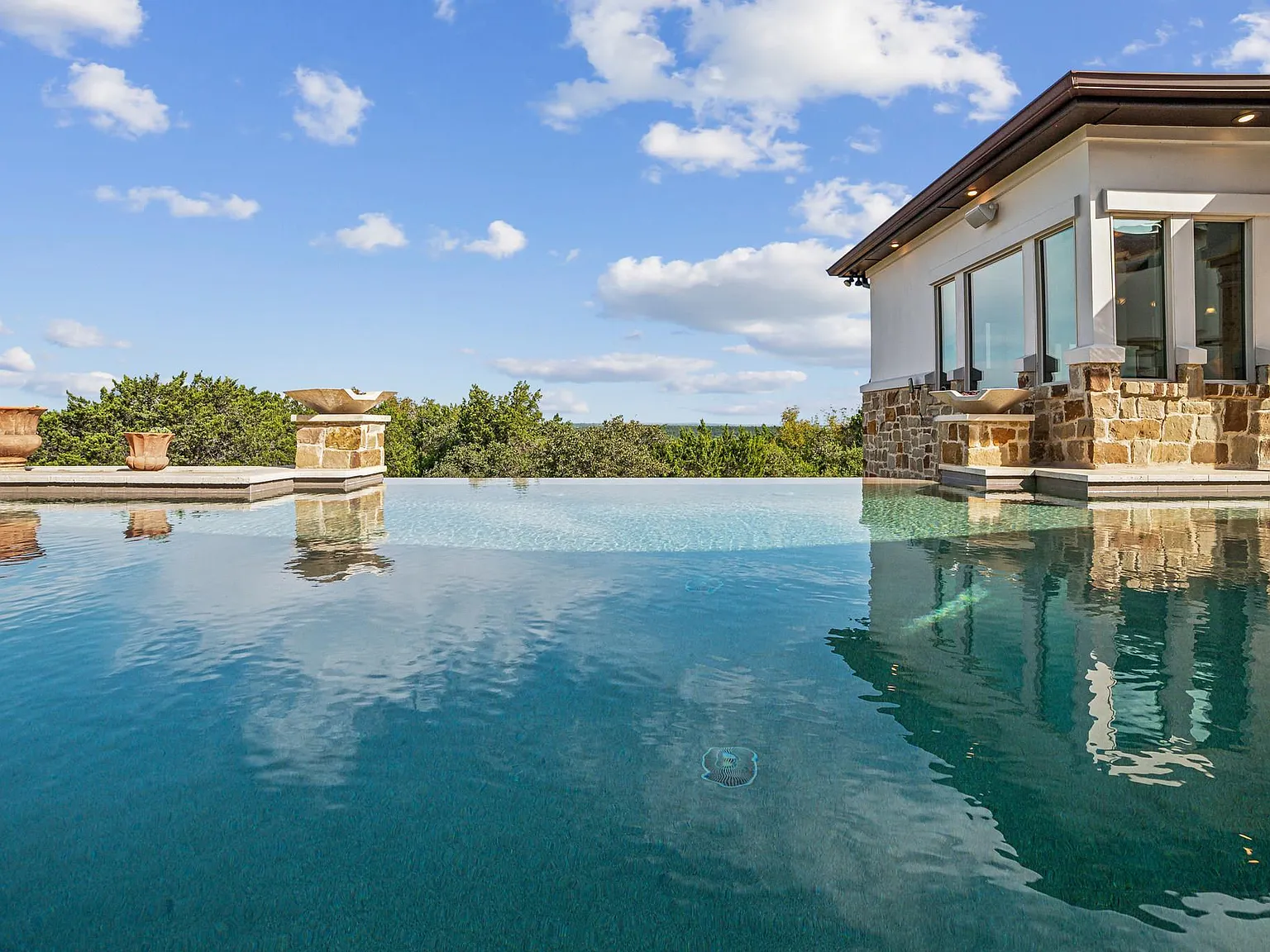 6 bed, 6.0 bath, 5147 sqft, $10,000 — Photo 2