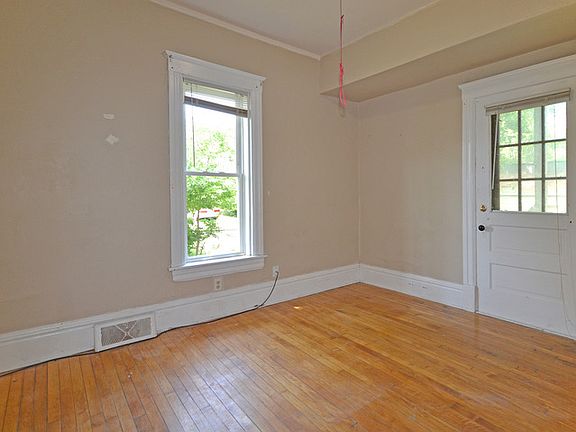 5th image of 919 Acorn St