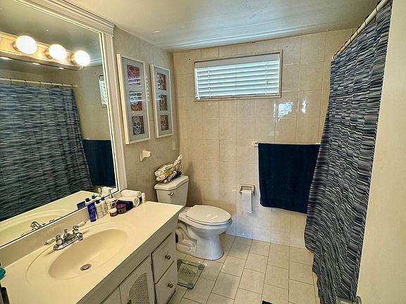 4th image of 450 Golden Isles Dr APT 2F