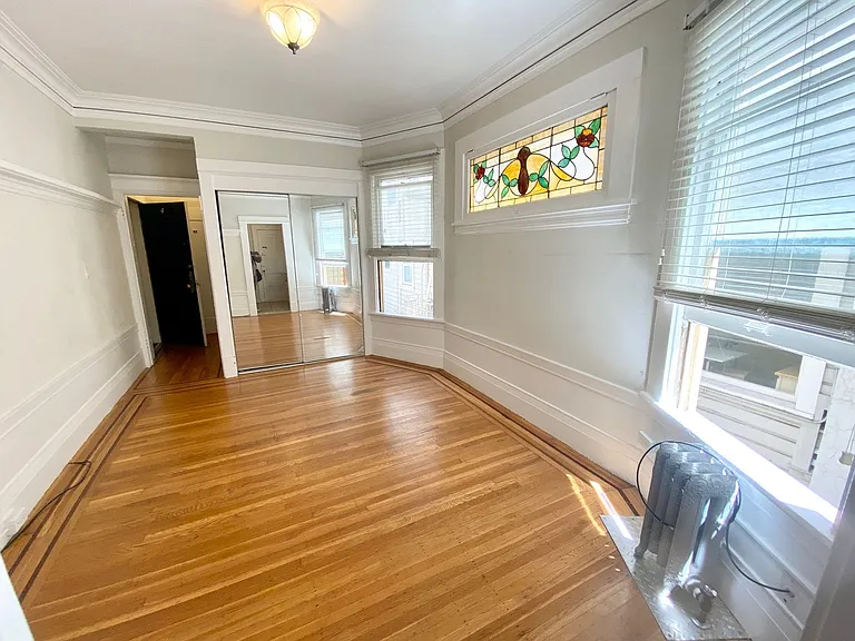961 Pine St — Photo 2