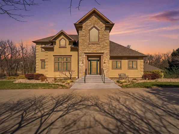 1608 Oakridge Dr, Junction City, KS 66441