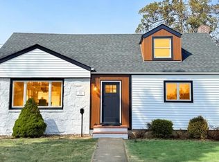 122 6th St, Hicksville, NY 11801