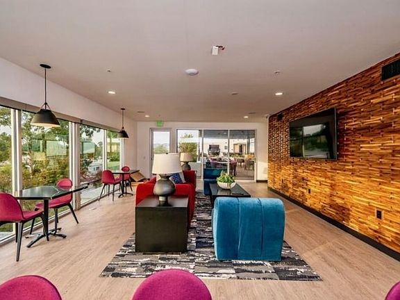 2nd image of 11036 Moorpark St Penthouse 9
