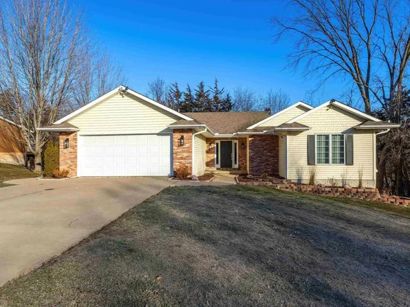 31 E Timberline Dr, Blue Grass, IA 52726