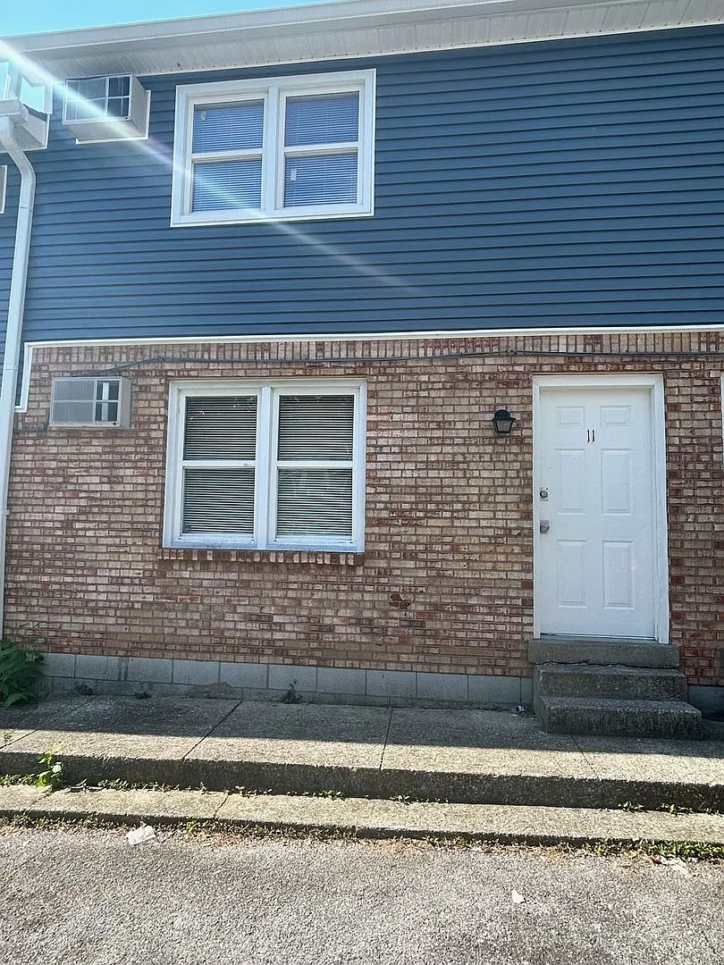 First Month Half Off - 2 Bedroom In Versailles — Photo 2