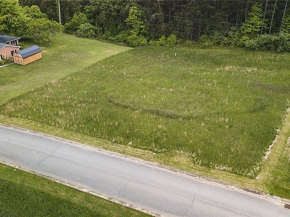 3rd image of Highland Meadows Dr