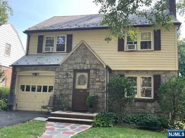 130 Grayson Pl, Teaneck, NJ 07666