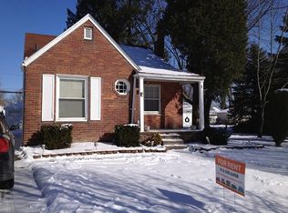 1700 Anita Ave, Grosse Pointe Woods, MI 48236