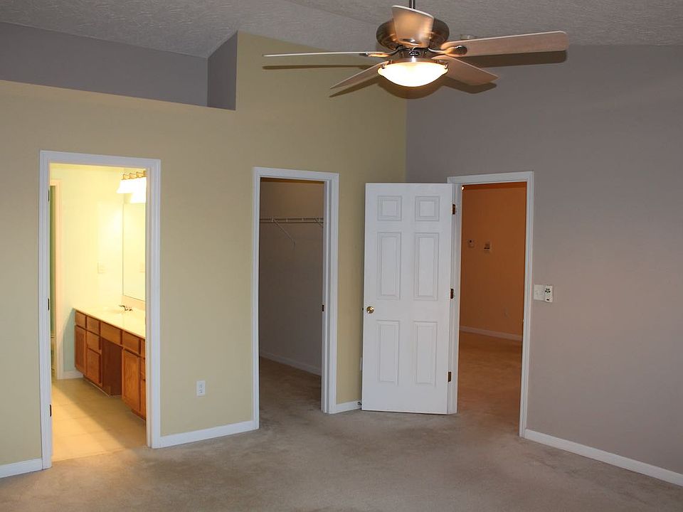 Master bedroom. Spacious, with lake view, walk-in closet & large bathroom with double vanity, whirlpool & shower