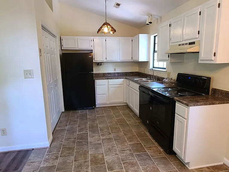 501 Jefferson Woods Dr — Photo 2