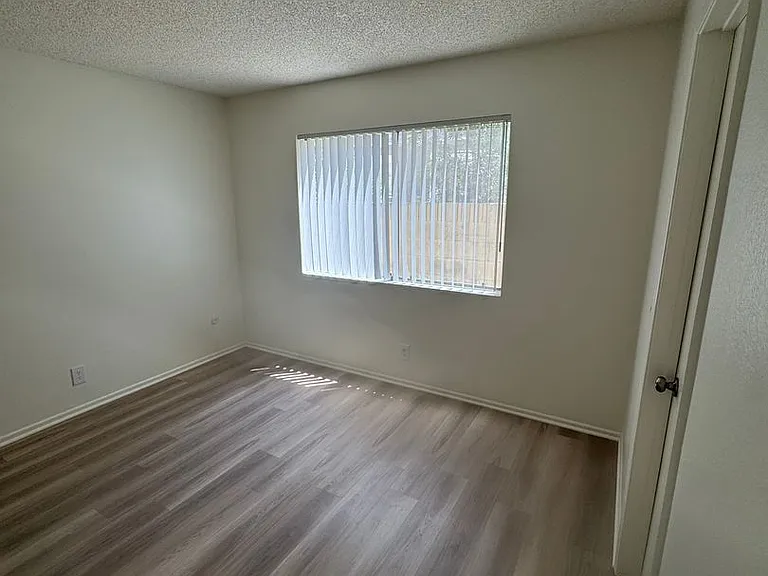 231 W Palmyra Ave — Photo 18