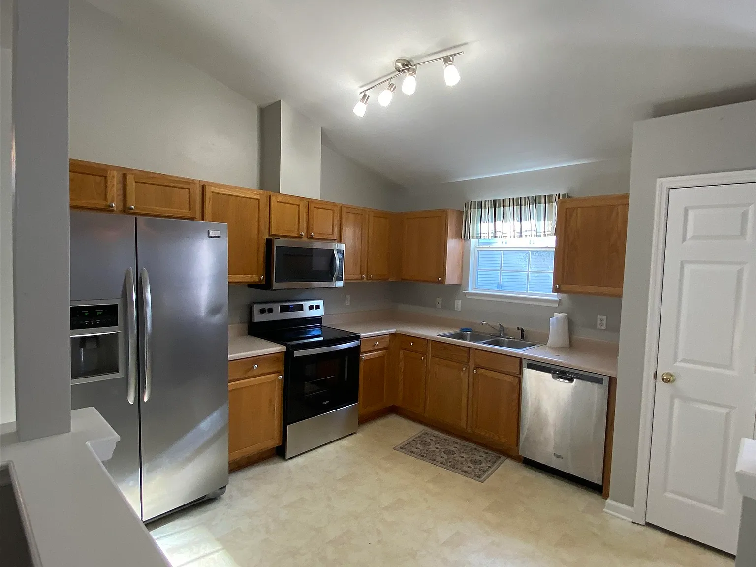3 bed, 1866 sqft, $2,000 — Photo 3